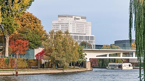 Außenansicht des Charité‑Campus Mitte in Berlin mit Klinikgebäuden an der Spree und moderner Architektur im Vordergrund. Außenansicht des Charité‑Campus Mitte in Berlin mit Klinikgebäuden an der Spree und moderner Architektur im Vordergrund.