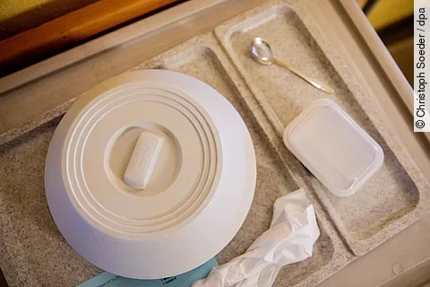 Verpflegung im Krankenhaus - gerade ältere, schwer kranke Pateinten brauchen gezielte Ernährungstherapie..