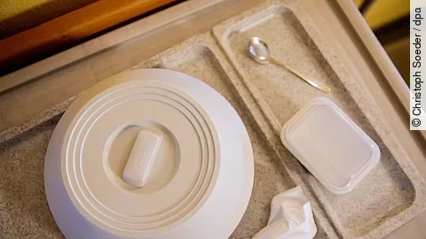 Verpflegung im Krankenhaus - gerade ältere, schwer kranke Pateinten brauchen gezielte Ernährungstherapie..