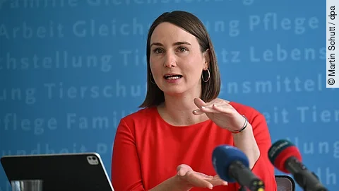 Thüringens Gesundheitsministerin Katharina Schenk fordert Klarheit bei Klinik-Soforthilfen. Thüringens Gesundheitsministerin Katharina Schenk fordert Klarheit bei Klinik-Soforthilfen.