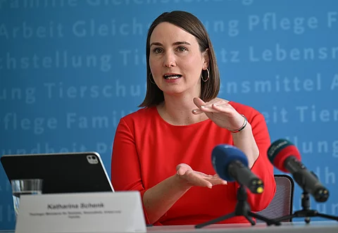 Thüringens Gesundheitsministerin Katharina Schenk fordert Klarheit bei Klinik-Soforthilfen. Thüringens Gesundheitsministerin Katharina Schenk fordert Klarheit bei Klinik-Soforthilfen.