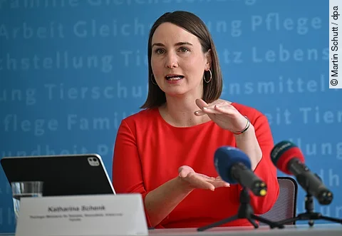 Thüringens Gesundheitsministerin Katharina Schenk fordert Klarheit bei Klinik-Soforthilfen. Thüringens Gesundheitsministerin Katharina Schenk fordert Klarheit bei Klinik-Soforthilfen.