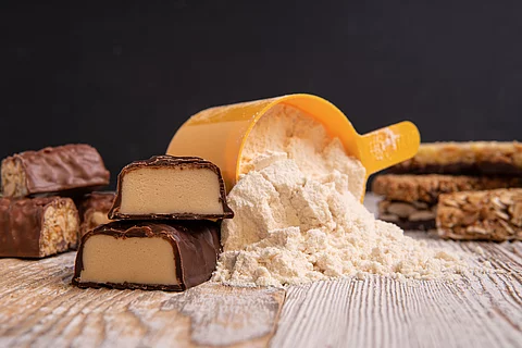 Proteinriegel gelten als gesund, verleiten aber dennoch zum Überessen.