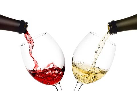 Rot- und Weißwein werden in 2 Weingläser eingeschenkt Rot- und Weißwein werden in 2 Weingläser eingeschenkt