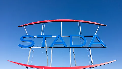 Stada-Firmenlogo auf dem Stammsitz des Arzneimittelherstellers Stada-Firmenlogo auf dem Stammsitz des Arzneimittelherstellers