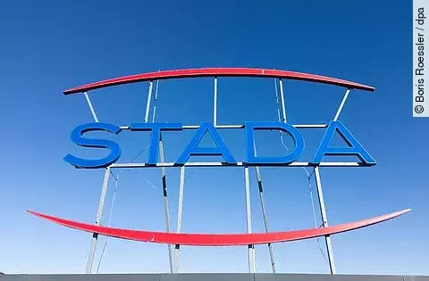 Stada-Firmenlogo auf dem Stammsitz des Arzneimittelherstellers