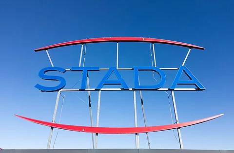 Stada-Firmenlogo auf dem Stammsitz des Arzneimittelherstellers