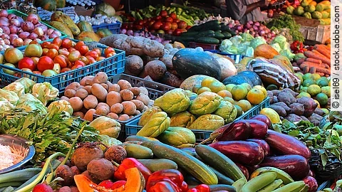 Bunter Gemüse-Marktstand in der Karibik Bunter Gemüsemarktstand in der Karibik