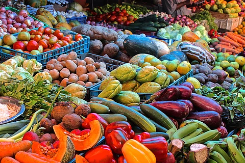 Bunter Gemüse-Marktstand in der Karibik Bunter Gemüsemarktstand in der Karibik