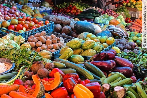 Bunter Gemüsemarktstand in der Karibik