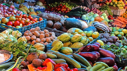 Bunter Gemüsemarktstand in der Karibik