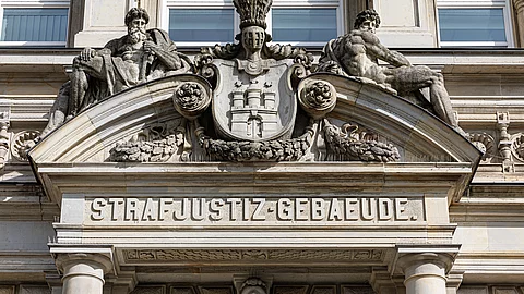 Am Landgericht Hamburg wird der Fall um mutmaßlichen Millionenbetrug mit Krebsmedikamenten verhandelt