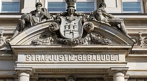 Am Landgericht Hamburg wird der Fall um mutmaßlichen Millionenbetrug mit Krebsmedikamenten verhandelt