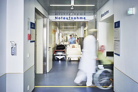 Schrecksekunde in der Notaufnahme - ein Klinikmitarbeiter entdeckt eine Waffe