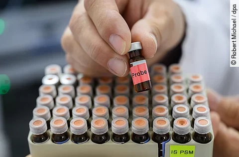 Laborproben: die Landesuntersuchungsanstalt in Sachsen kontrolliert pro Jahr etwa eine Million davon Laborproben: die Landesuntersuchungsanstalt in Sachsen kontrolliert pro jahr etwa eine Million davon