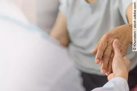 Ältere Patientin: Ältere Krebspatienten in Behandlungsrichtlinien unterrepräsentiert