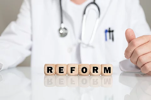 Arzt mit dem Schlagwort "Reform"