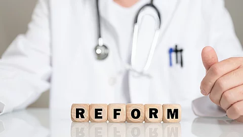Arzt mit dem Schlagwort "Reform"