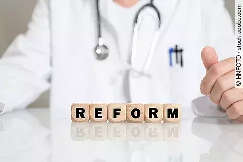 Arzt mit dem Schlagwort "Reform"