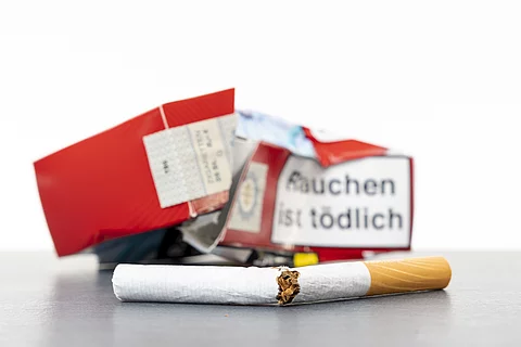 Zigarettenschachtel mit Warnhinweis