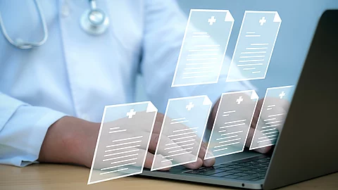 Mediziner arbeitet am Bildschirm