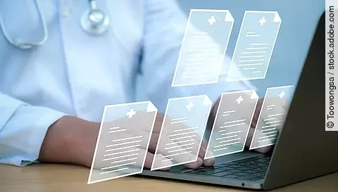 Mediziner arbeitet am Bildschirm