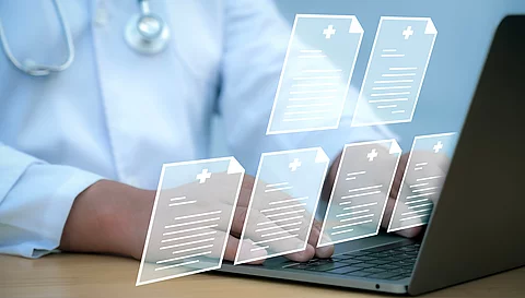 Mediziner arbeitet am Bildschirm