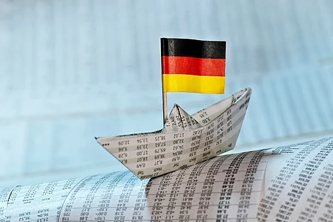 Papierschiffchen mit deutscher Flagge