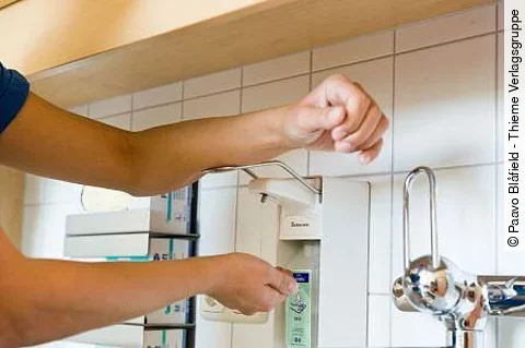Arzt desinfiziert sich die Hände