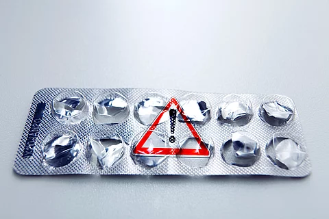 Tablettenblister mit Achtung-Zeichen