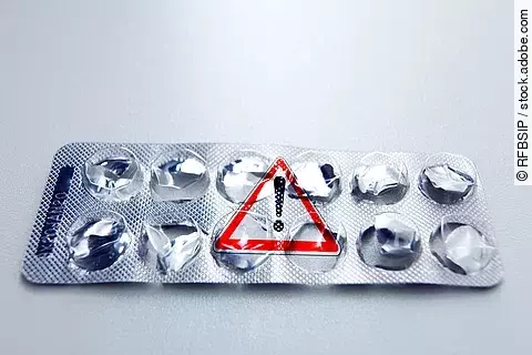 Tablettenblister mit Achtung-Zeichen