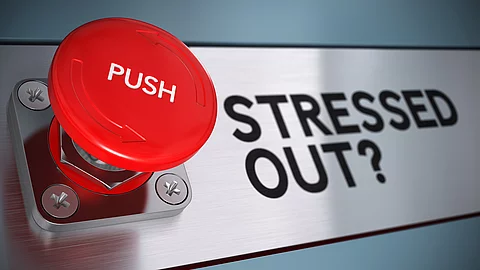 Ein großes rotes Notfallknopf mit der Aufschrift „PUSH“ ist prominent im Vordergrund zu sehen. Daneben steht in großen schwarzen Buchstaben die Frage „STRESSED OUT?“ auf einer metallisch glänzenden Oberfläche. Das Bild vermittelt den Eindruck Ein großes rotes Notfallknopf mit der Aufschrift „PUSH“ ist prominent im Vordergrund zu sehen. Daneben steht in großen schwarzen Buchstaben die Frage „STRESSED OUT?“ auf einer metallisch glänzenden Oberfläche. Das Bild vermittelt den Eindruck von Alarm und Handlungsdruck, passend zum Thema Stress und Burnout.