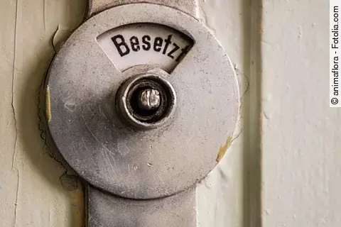 Toilettentür zeigt besetzt an