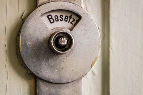 Toilettentür zeigt besetzt an