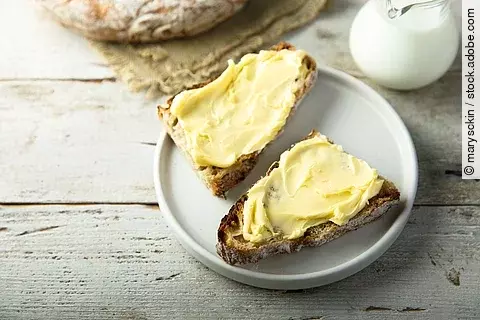 Frisches Butterbrot - köstlich, aber nicht wirklich gut für die Gesundheit