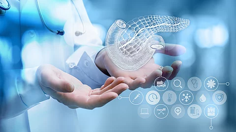 Eine medizinische Fachperson hält eine transparente, digital dargestellte Bauchspeicheldrüse in den Händen; darunter liegen holografische Symbole und Daten