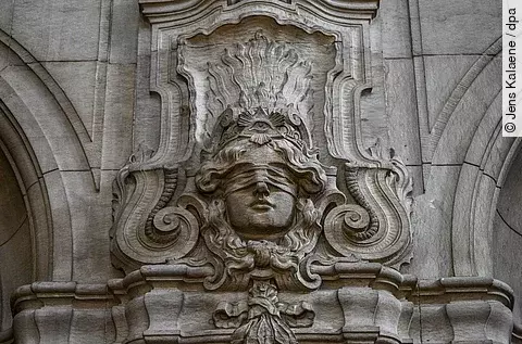 Justitia: Am 14. Juli soll vor dem Landgericht der Prozess gegen einen Palliativmediziner wegen 15-fachen Mordes beginnen.