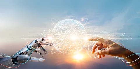 AI, Machine learning, Hands of robot and human touching big data in der Krebsmedizin kann künstliche Intellitenz ein leistungstarker Partner sein.