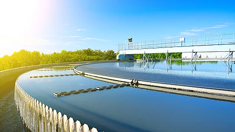 Modern urban wastewater treatment plant. Abwasseraufbereitung