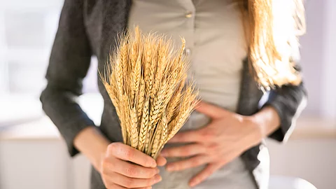 Celiac Disease And Gluten Intolerance. Women Holding Spikelet Zöliakie - Forschung nach den Ursachen