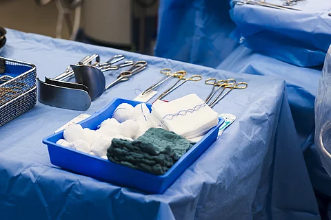 Operationsbesteck liegt auf einem Tisch