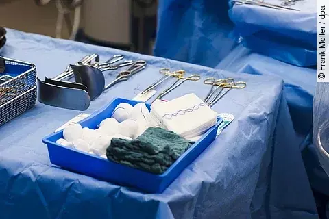 Operationsbesteck liegt auf einem Tisch