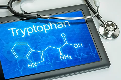 Tablet mit der chemischen Strukturformel von Tryptophan Tablet mit der chemischen Strukturformel von Tryptophan