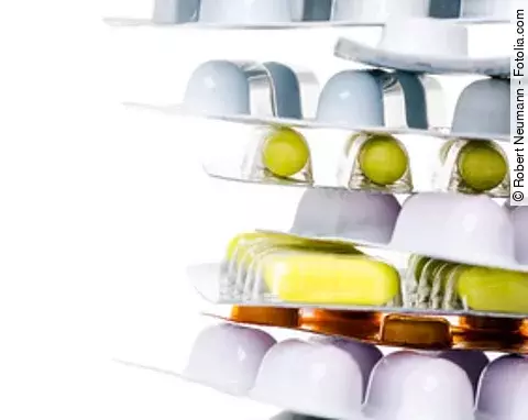 Verschiedene Tablettenblister aufeinander gestapelt