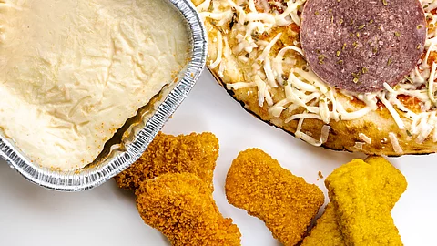 Stark verarbeitete Lebensmittel: Pizza, Lasagne, Fischstäbchen, Hähnchen-Nuggets Stark verarbeitete Lebensmittel: Pizza, Lasagne, Fischstäbchen, Hähnchen-Nuggets