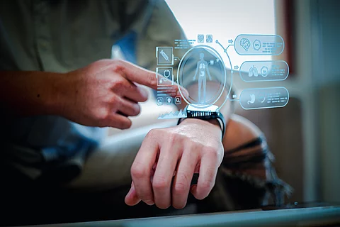 Wearables registrieren subtile Veränderungen der Herzfrequenzvariabilität schon lange vor dem Schub.