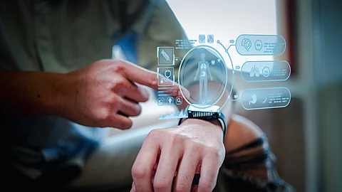Wearables registrieren subtile Veränderungen der Herzfrequenzvariabilität schon lange vor dem Schub.