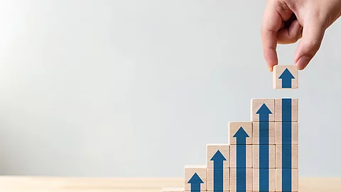 Steiende Tendenz: Zwischen 2010 und 2019 stiegen in den USA die Krebssterberaten bei jungen Erwachsenen insbesondere bei Darm- und Gebärmutterkrebs Ladder career path for business growth success process concept.H