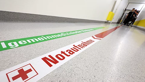 Ein Wegweiser leitet im Universitätsklinikum zur Notaufnahme