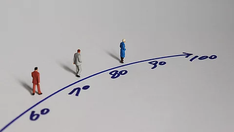 Miniature people and the concept of an aging society. Lebenserwartung in Deutschland: Corona-Delle überwunden